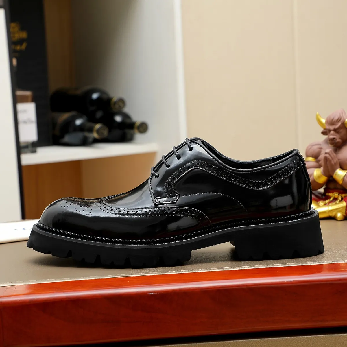 Men's shoes 💰620 💰 Louis Vuitton LV ® Autumn and Winter 🆕 models 🔛Full shoe counter First layer cowhide, 🐂leather lined casual shoes for men, super soft outsole, essential for driving. Counter synchronized original first layer cowhide completely 1:1 mold customization 🌹Top version, 2 colors available! Number: 38-45 (37.46. Customized)